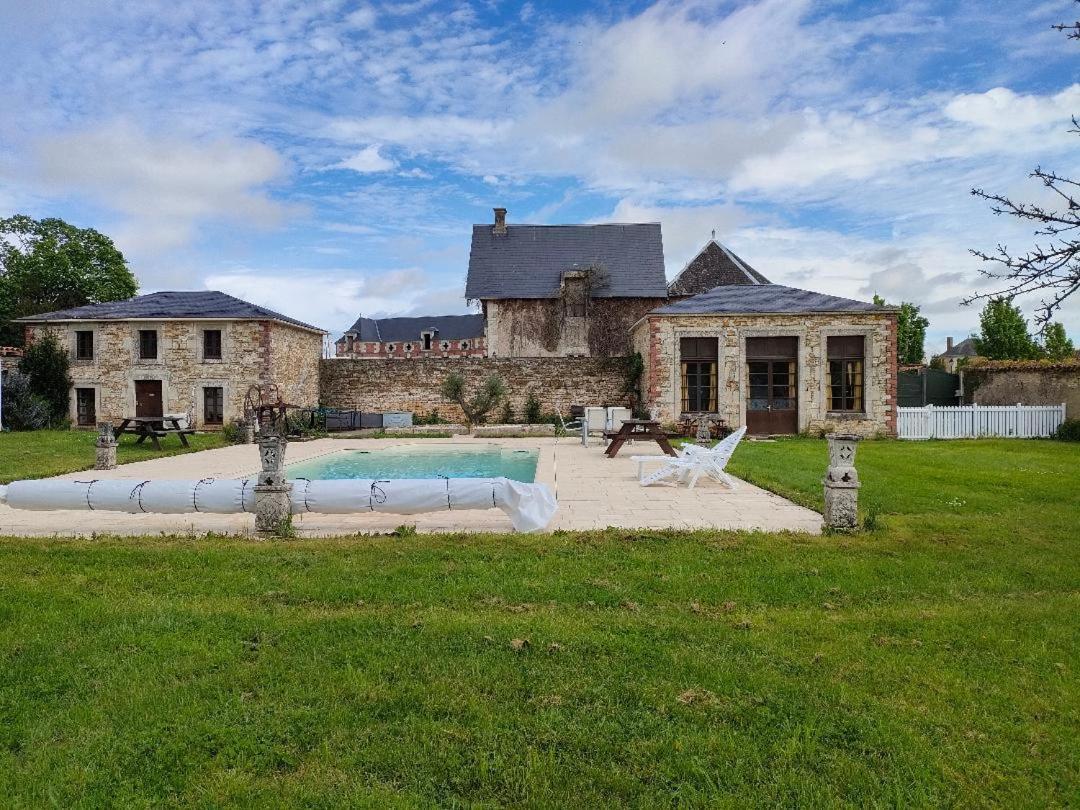 Chateau Le Puybelliard Bed & Breakfast Chantonnay Exterior photo
